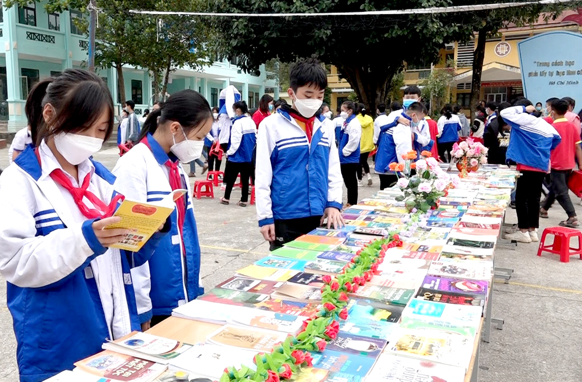 Học sinh Trường THCS thị trấn Vinh Quang (Hoàng Su Phì) đọc sách vào giờ ngoại khóa. 