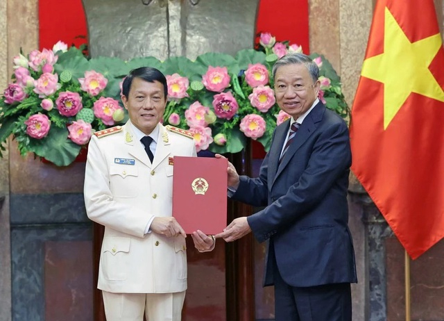 Chủ tịch nước Tô Lâm trao Quyết định bổ nhiệm cho Bộ trưởng Lương Tam Quang. Ảnh: Nhan Sáng/TTXVN