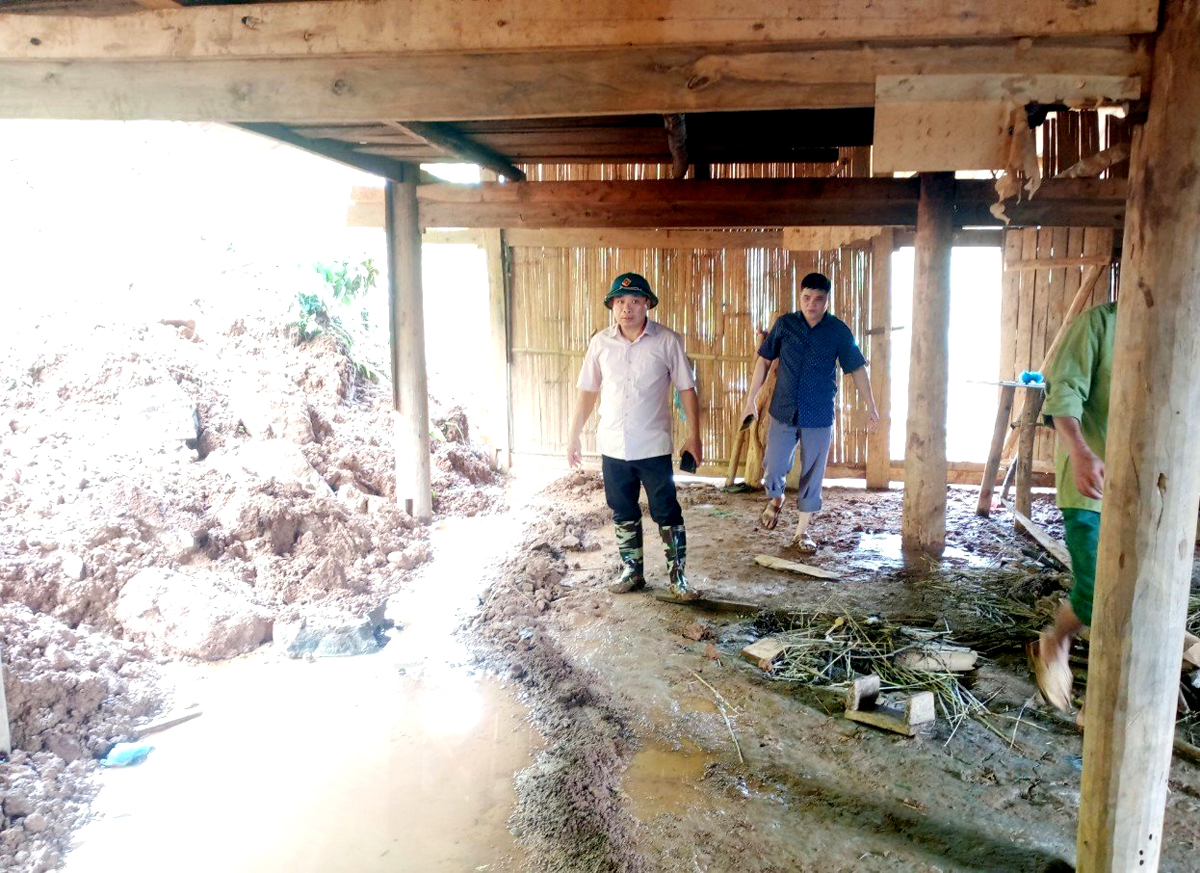 Một số hộ dân xã Tát Ngà bị đất đá tràn vào nhà đã được di dời khẩn cấp.
