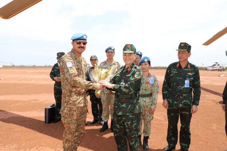 Chuẩn tướng Ameer Muhammad Umrani, Quyền trưởng Phái bộ kiêm Tư lệnh Lực lượng Quân sự Phái bộ UNISFA đón Trung tướng Phạm Trường Sơn, Phó Tổng Tham mưu trưởng Quân đội nhân dân Việt Nam tại sân bay Phái bộ.