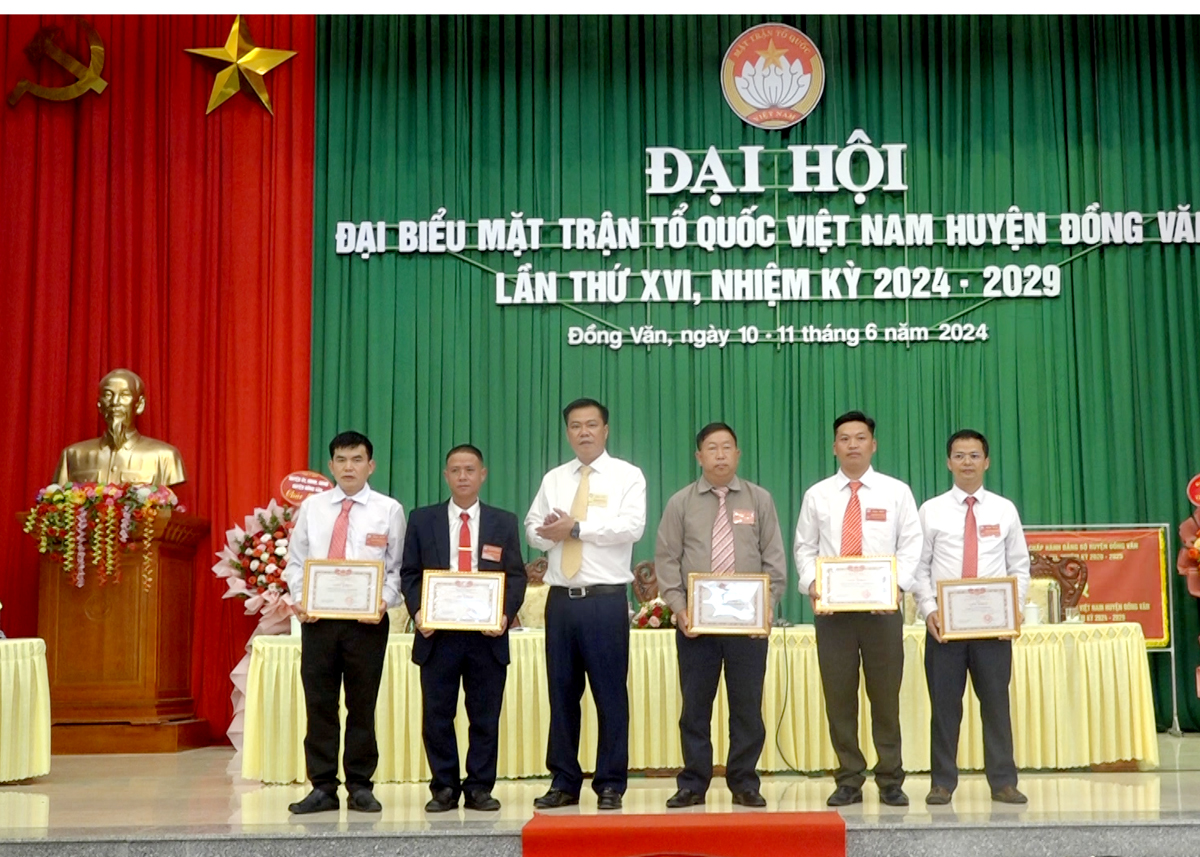 Lãnh đạo huyện Đồng Văn khen thưởng các tập thể có thành tích xuất sắc trong hoạt động của Ủy ban MTTQ huyện giai đoạn 2019 - 2024.
