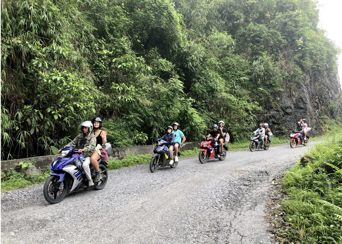 Nhiều du khách nước ngoài trải nghiệm Cao nguyên đá Đồng Văn trong sáng ngày 12.6.