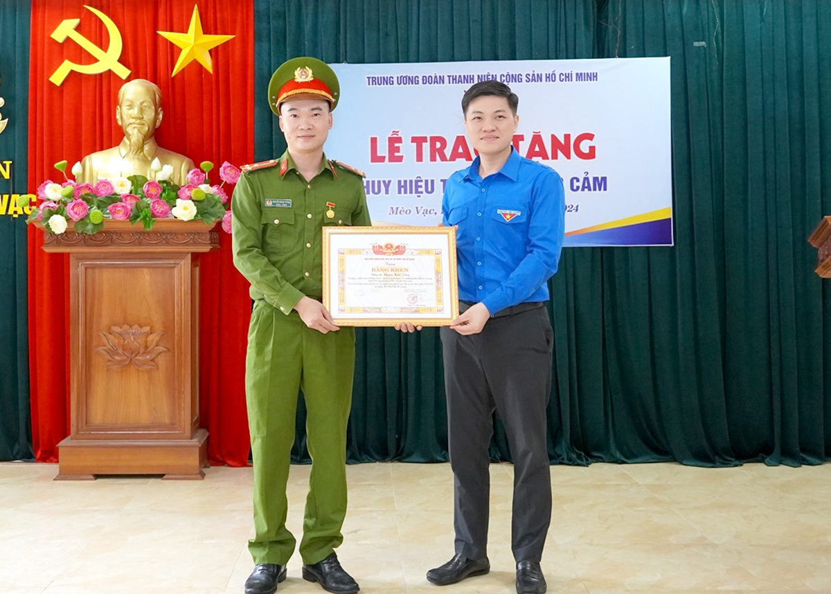 Bí thư Tỉnh đoàn Hà Giang tặng Bằng khen cho Thượng úy Nguyễn Mạnh Tường