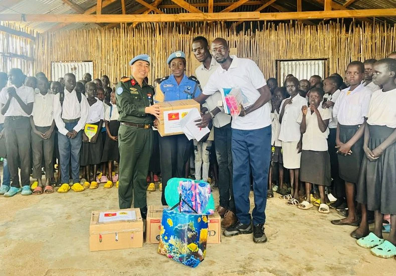 Trung tá Bùi Phương Lân thay mặt tổ công tác Bộ Công an tại phái bộ UNMISS trao quà cho các em học sinh tại Trường tiểu học Thống nhất, Nam Sudan.