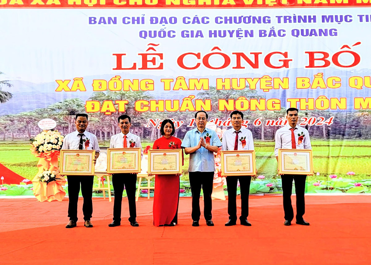 Lãnh đạo huyện Bắc Quang trao Giấy khen cho các tập thể, cá nhân có thành tích trong xây dựng NTM của xã.