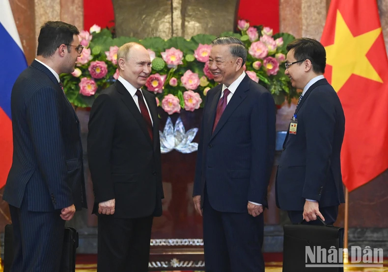 Chủ tịch nước Tô Lâm và Tổng thống Liên bang Nga Vladimir Putin trao đổi trước buổi hội đàm.