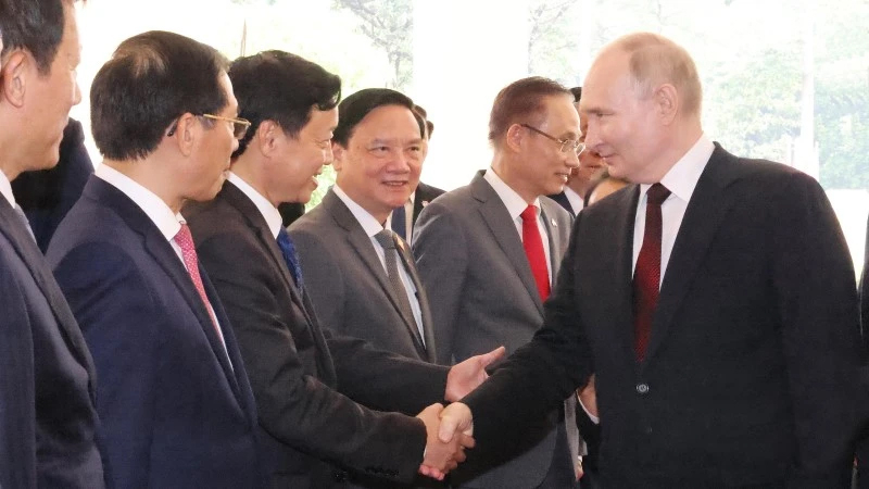 Tổng thống Liên bang Nga Vladimir Putin với các thành viên Đoàn Việt Nam. (Ảnh: Lâm Khánh/TTXVN)