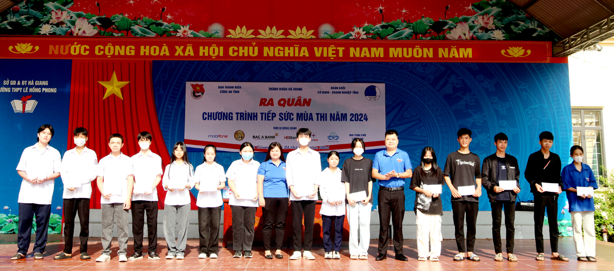 Thành đoàn Hà Giang, Đoàn Khối Cơ quan – Doanh nghiệp tỉnh, Ban Thanh niên Công an tỉnh trao quà cho các thí sinh có hoàn cảnh khó khăn trên địa bàn thành phố.