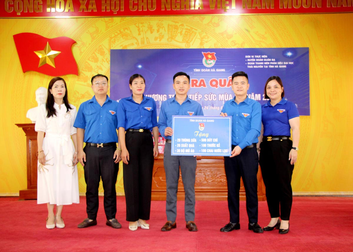 Lãnh đạo Tỉnh đoàn trao biểu trưng hỗ trợ vật phẩm cho các thí sinh tham gia kỳ thi tốt nghiệp THPT năm 2024