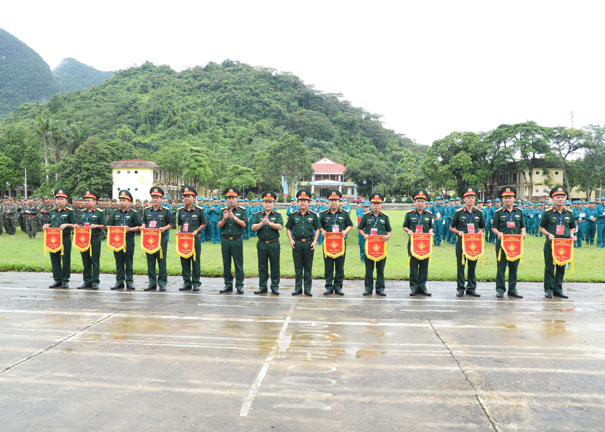 Lãnh đạo Bộ Chỉ huy Quân sự tỉnh tặng Cờ lưu niệm cho các đoàn tham gia Hội thao