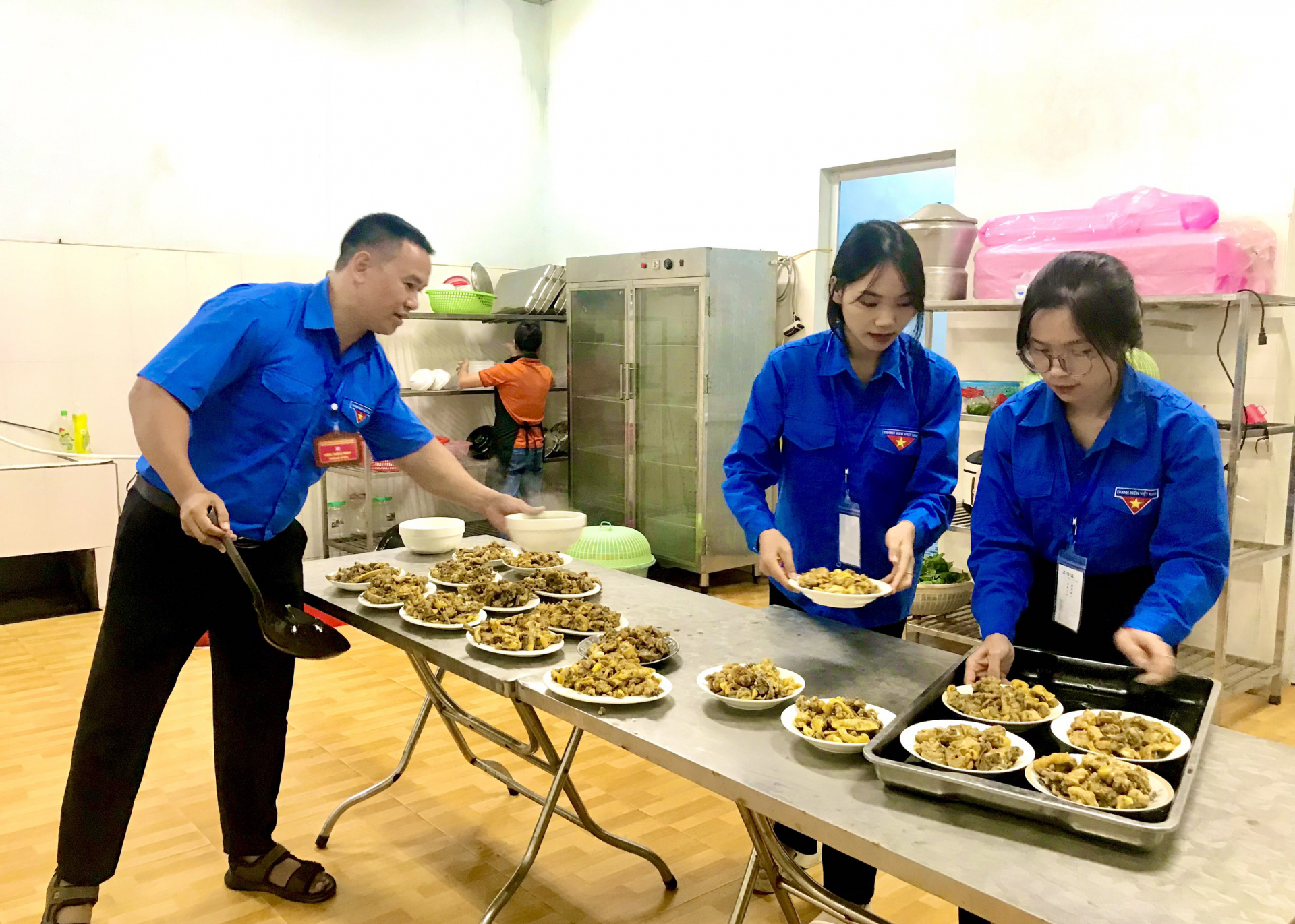 ĐVTN huyện Xín Mần chuẩn bị bữa ăn cho các sĩ tử.