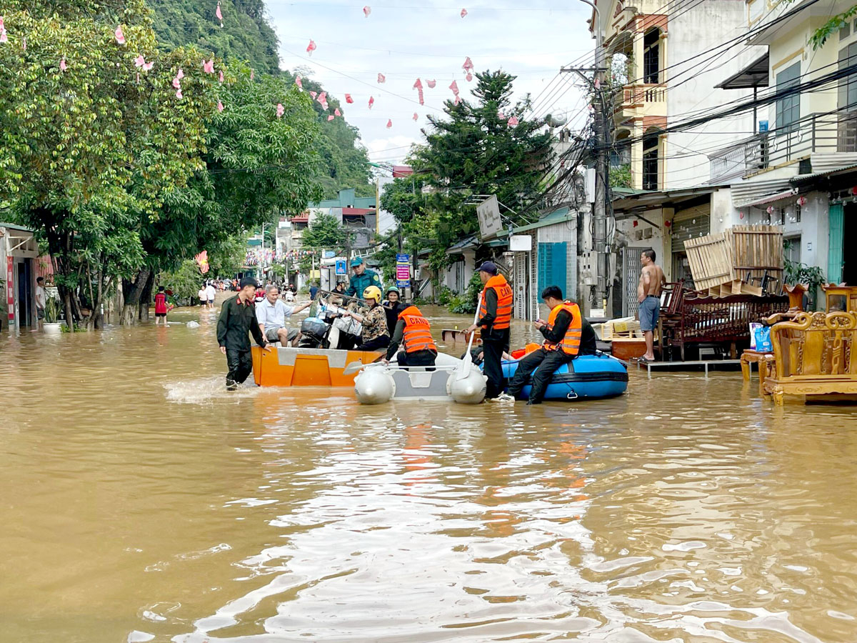 Lực lượng cứu hộ giúp đỡ người dân thành phố Hà Giang trong trận ngập lụt ngày 10.6.2024.