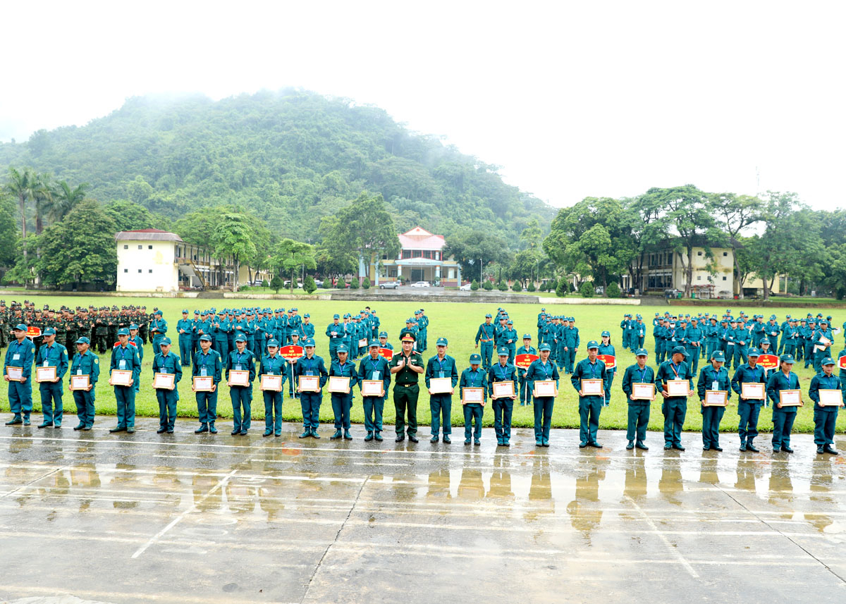 Lãnh đạo Bộ CHQS tỉnh trao giải cho các cá nhân đoạt giải các nội dung thi 3 môn quân sự phối hợp