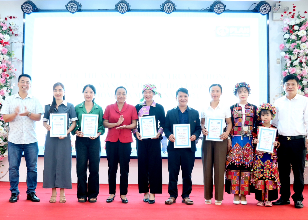 Lãnh đạo Hội Liên hiệp phụ nữ tỉnh, Tổ chức Plan, Sở y tế trao giải “Cuộc thi ảnh về hoạt động của nhóm cha mẹ U10”.


