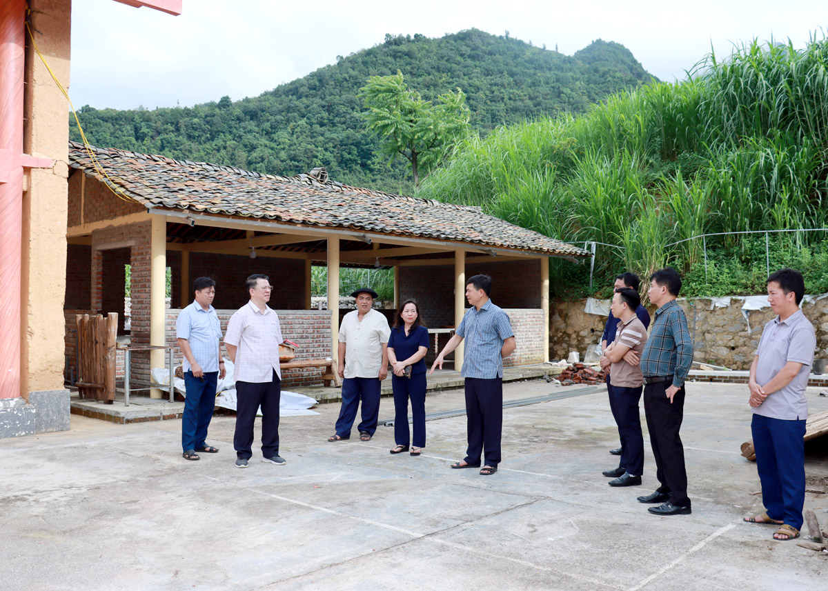 Các đại biểu khảo sát Làng Văn hóa dân tộc Lô Lô, thôn Sảng Pả A, thị trấn Mèo Vạc.
