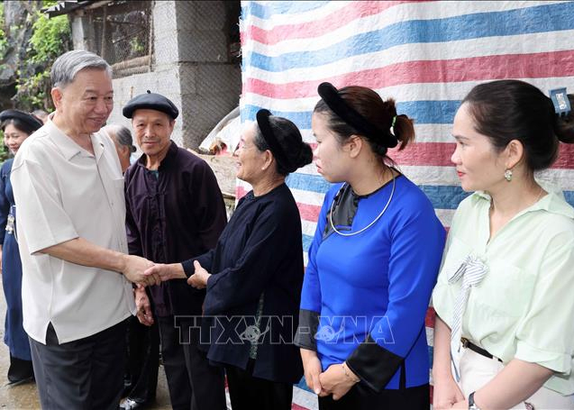 Chủ tịch nước Tô Lâm đến thăm, tặng quà gia đình bà Hoàng Thị Khìn, người có nhiệm vụ đưa cơm hằng ngày cho Bác Hồ tại xóm Pác Bó, xã Trường Hà, huyện Hà Quảng. Ảnh: Nhan Sáng/TTXVN