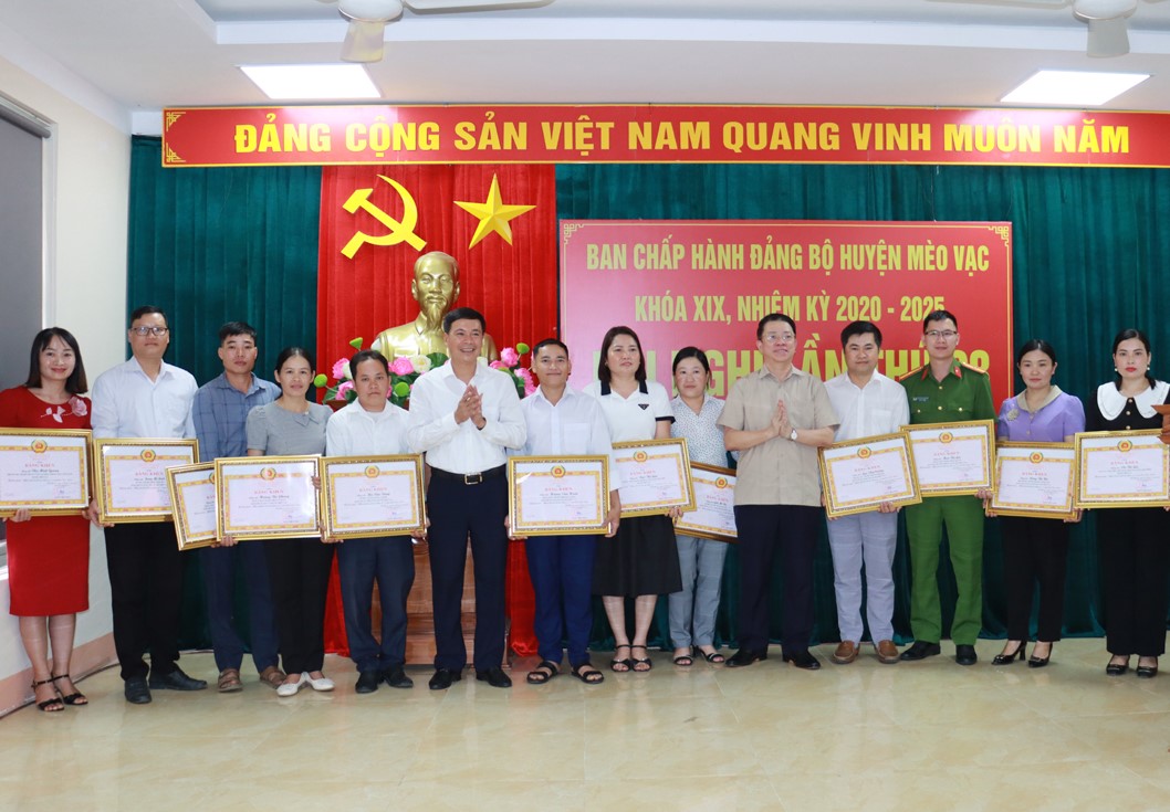 Các cá nhân đạt thành tích “Hoàn thành xuất sắc nhiệm vụ” 5 năm liền (2019 – 2023) được nhận Bằng khen của Tỉnh ủy.