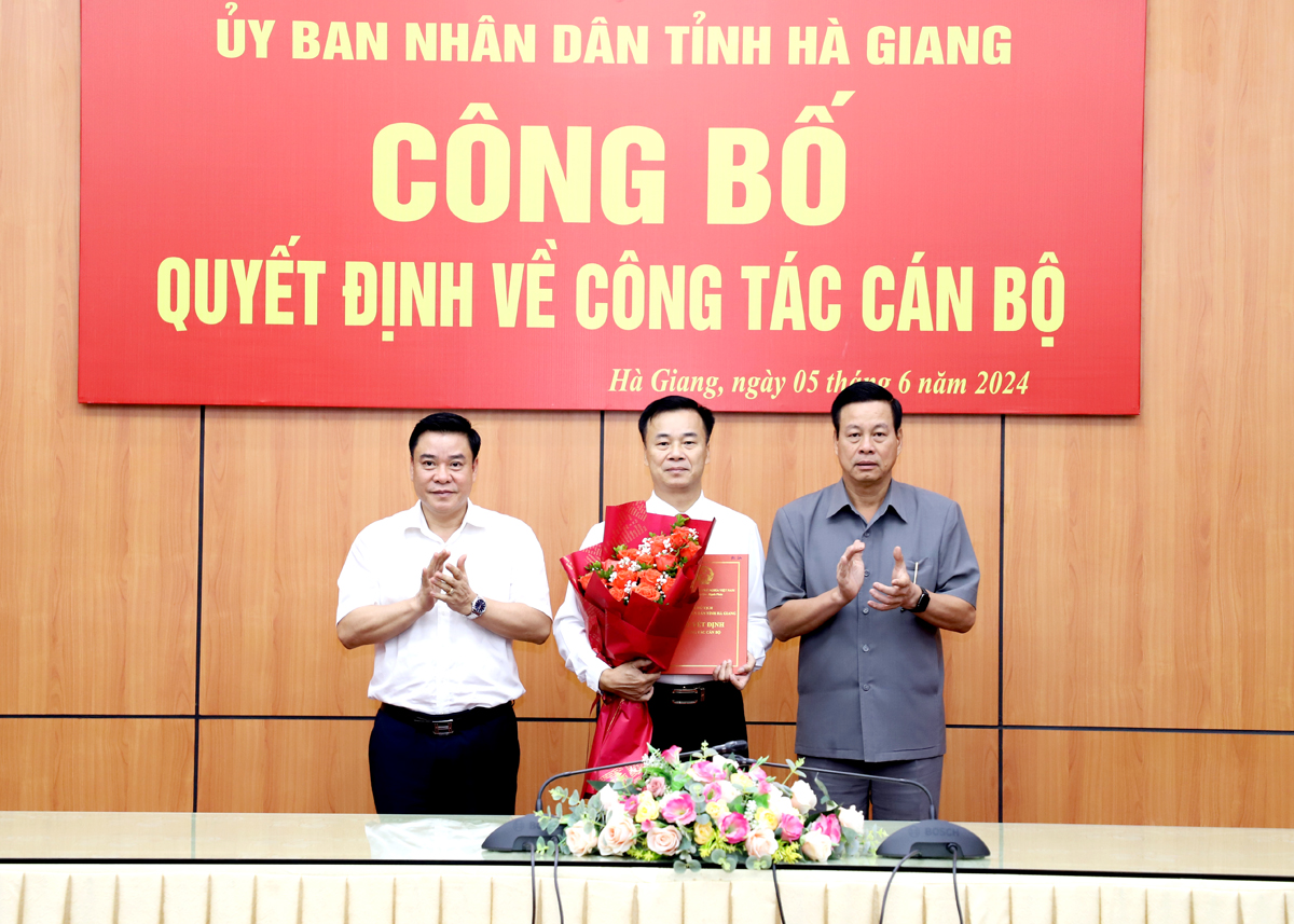 Chủ tịch UBND tỉnh Nguyễn Văn Sơn và Phó Chủ tịch Thường trực UBND tỉnh Hoàng Gia Long trao Quyết định, tặng hoa chúc mừng đồng chí Hoàng Nhị Sơn.
