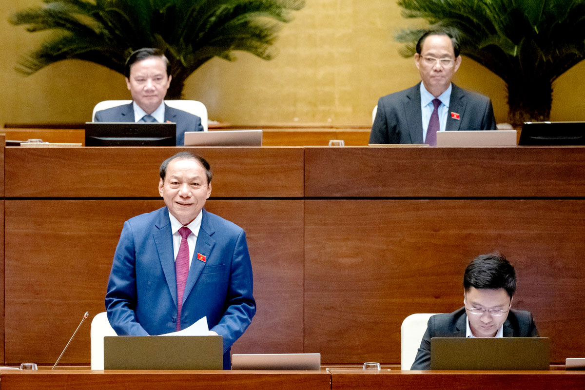 Bộ trưởng Nguyễn Văn Hùng trả lời chất vấn. Ảnh: CTV