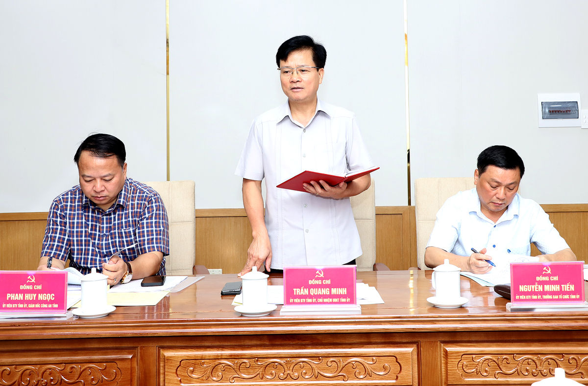 Chủ nhiệm UBKT Tỉnh ủy Trần Quang Minh thảo luận tại phiên họp.