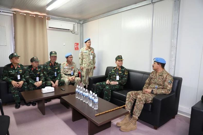 Ngài Chuẩn tướng Ameer Muhammad Umrani, Quyền trưởng Phái bộ kiêm Tư lệnh Lực lượng Quân sự Phái bộ UNISFA tiếp Trung tướng Phạm Trường Sơn và Đoàn công tác tại phòng VIP sân bay Phái bộ.