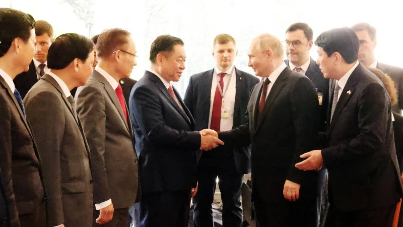 Tổng thống Liên bang Nga Vladimir Putin với các thành viên Đoàn Việt Nam. (Ảnh: Lâm Khánh/TTXVN)