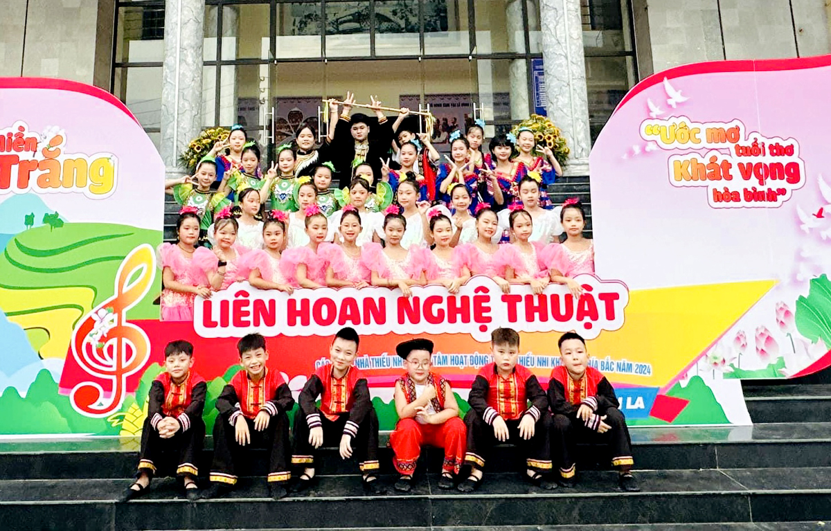 Đoàn thiếu nhi tỉnh Hà Giang chụp ảnh lưu niệm tại Liên hoan.
