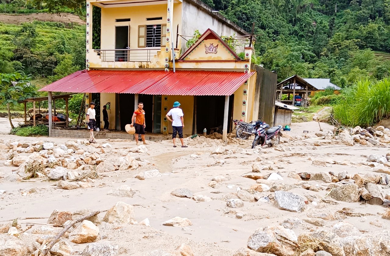 Đất, đá trôi vào nhà gây hư hại tài sản của gia đình ông Đặng Văn Phúc, thôn Xuân Hồng, xã Tiên Nguyên