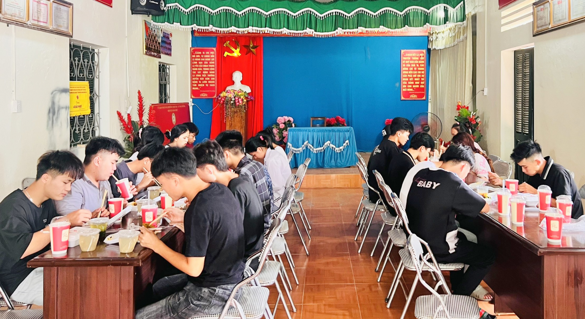 Bữa cơm trưa “0 đồng” dành cho thí sinh tại điểm thi Trường THPT Ngọc Hà, thành phố Hà Giang. Ảnh: Phạm Hoan