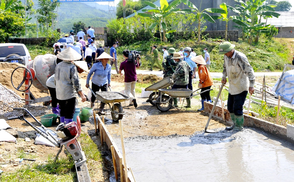 Bà con nhân dân xã Yên Thành (Quang Bình) đoàn kết, chung sức làm đường bê tông theo chương trình xây dựng Nông thôn mới.