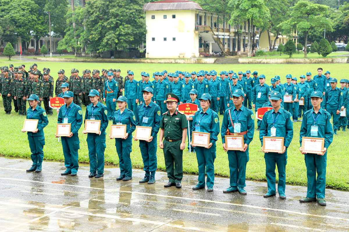 Ban Tổ chức trao giải cho các VĐV đoạt giải nội dung thi đồng đội môn Võ chiến đấu