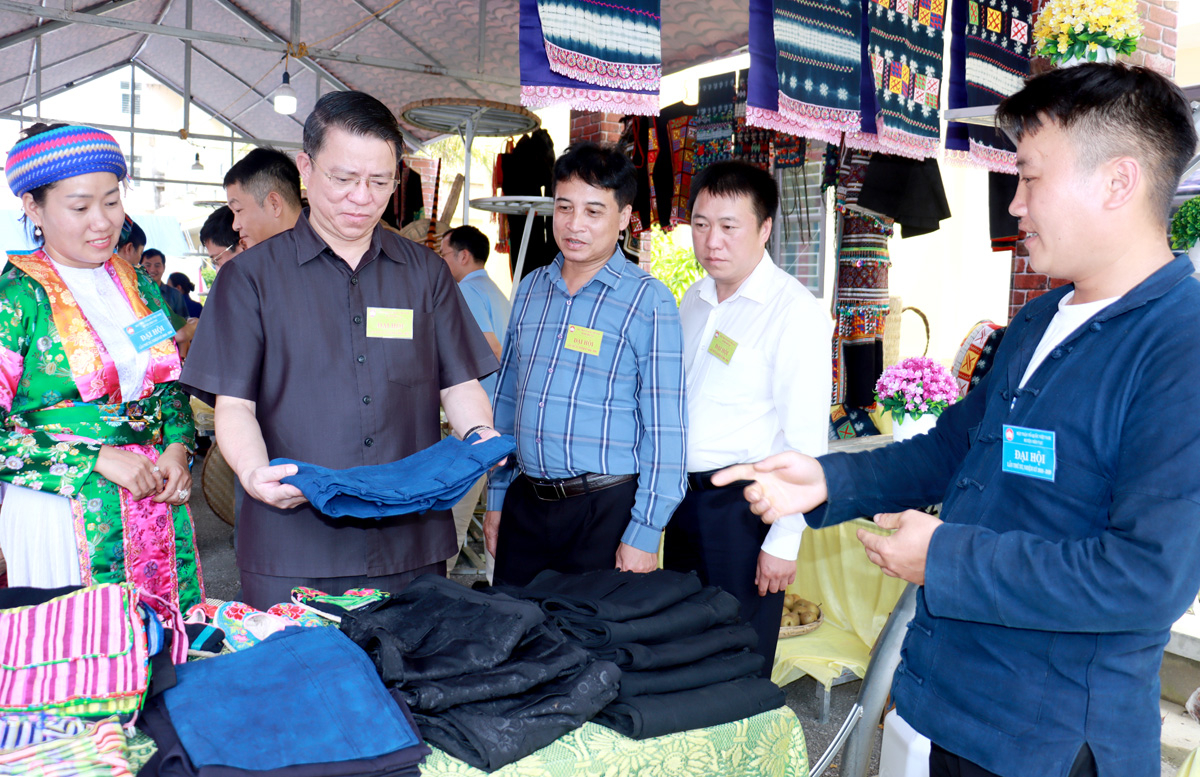 Các đại biểu tham quan gian hàng trưng bày sản phẩm tiêu biểu của huyện Mèo Vạc tại đại hội.