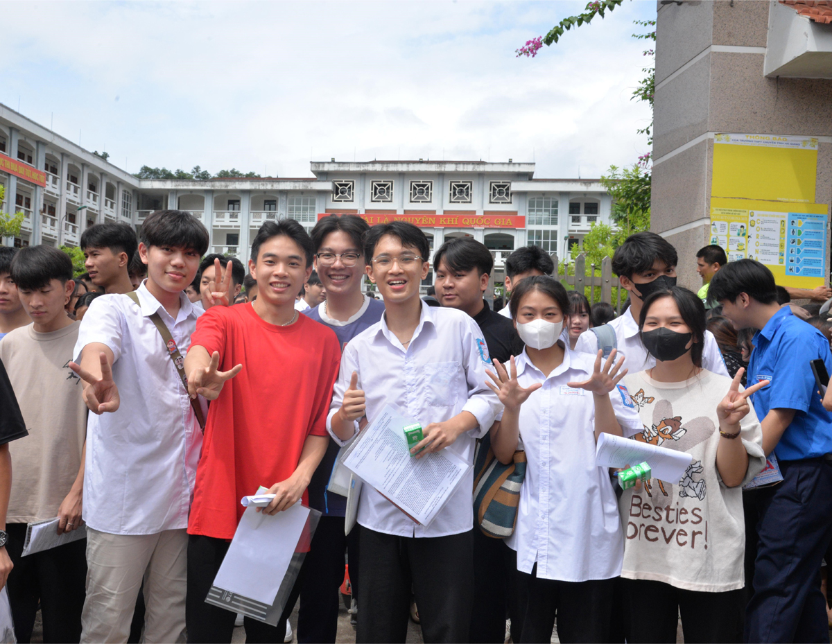 Các thí sinh tại điểm thi Trường THPT chuyên Hà Giang tâm trạng vui vẻ sau khi kết thúc ngày thi đầu tiên