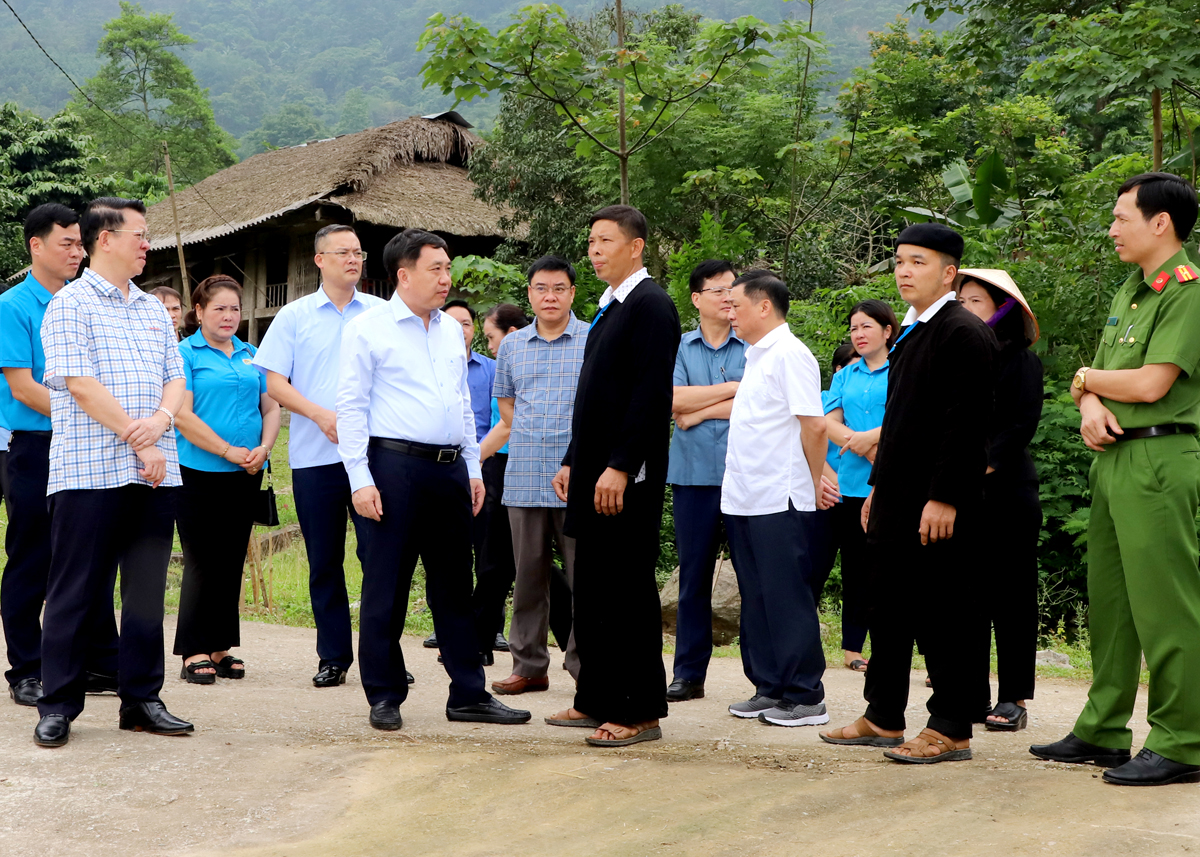 Quyền Bí thư Tỉnh ủy trao đổi với người dân thực hiện mô hình chăn nuôi trâu tại thôn Đồng Tâm, xã Yên Thành. 