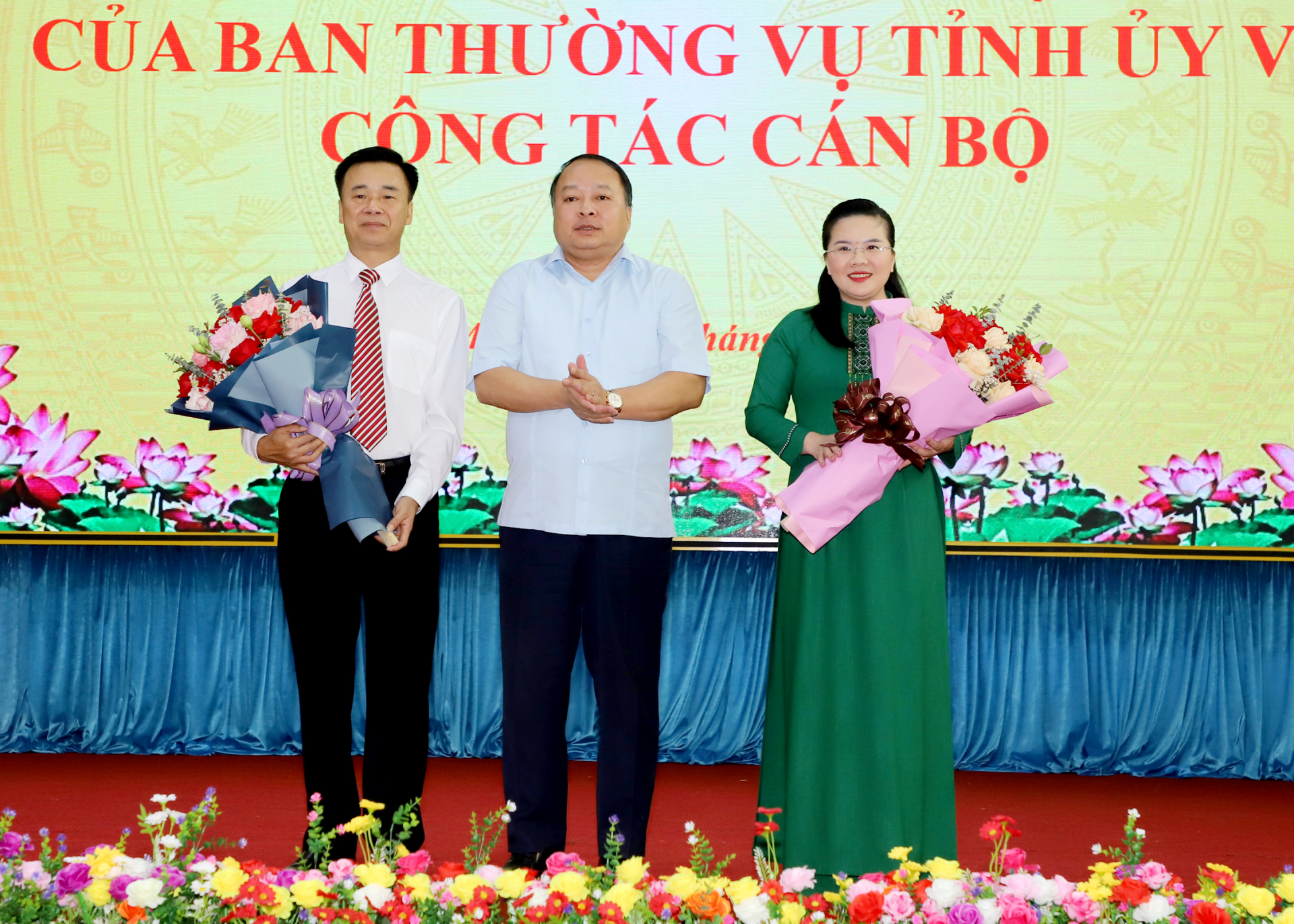 Giám đốc Công an tỉnh Phan Huy Ngọc tặng hoa chúc mừng đồng chí Hoàng Nhị Sơn và Đỗ Thị Hương.