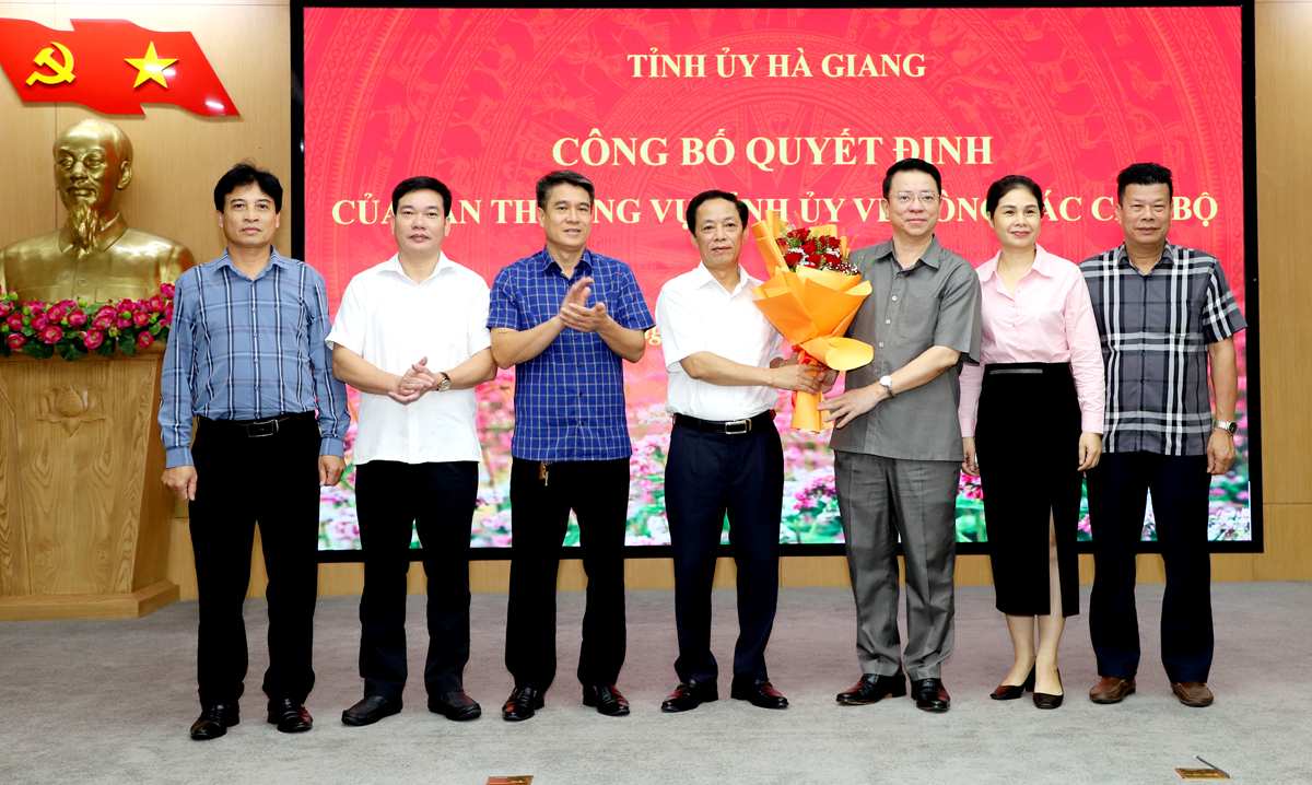 Lãnh đạo Ban Dân vận Tỉnh ủy tặng hoa chúc mừng đồng chí Hoàng Hải Lý.