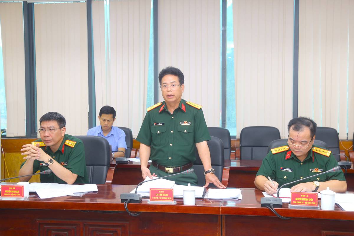 Đại tá Lại Tiến Giang, Chỉ huy trưởng Bộ Chỉ huy Quân sự tỉnh tham gia ý kiến.