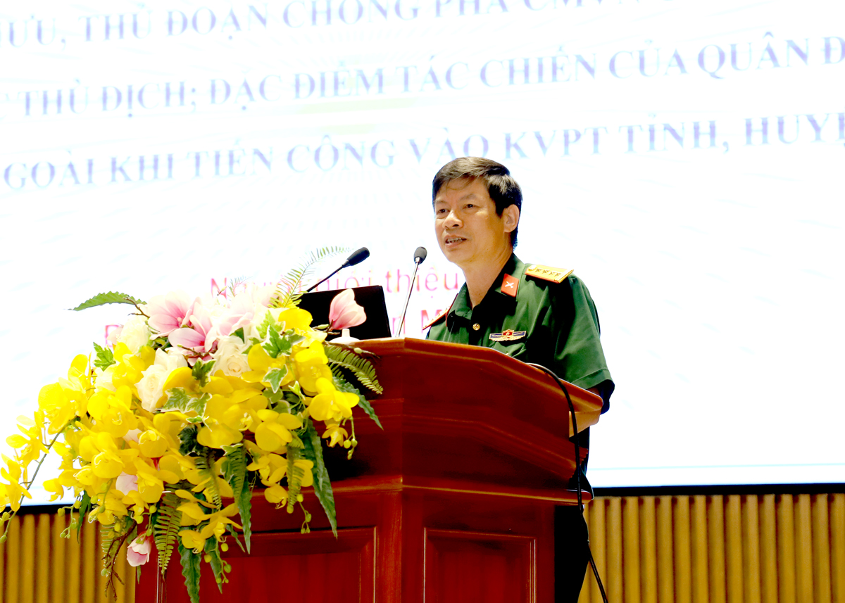 Đại tá, Phó Giáo sư, Tiến sỹ Trần Minh Thao, Phó Chủ nhiệm khoa Trinh sát, Học viện Quốc phòng truyền đạt nội dung đến các học viên.
