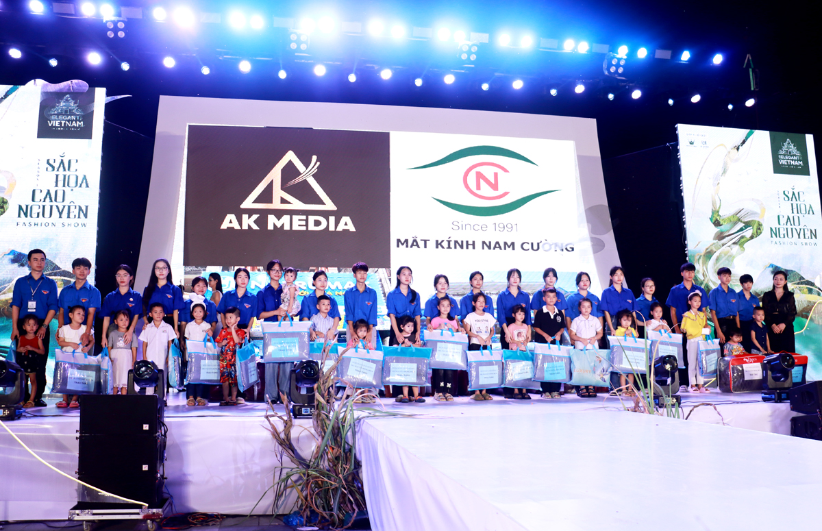 Ban tổ chức tặng 20 suất quà cho 20 em học sinh trên địa bàn thành phố Hà Giang.
