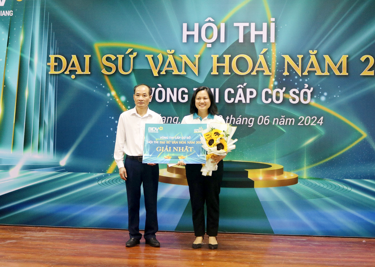 Ban tổ chức trao giải Nhất chung cuộc cho thí sinh Trần Hoài Thu thuộc PGD Yên Minh