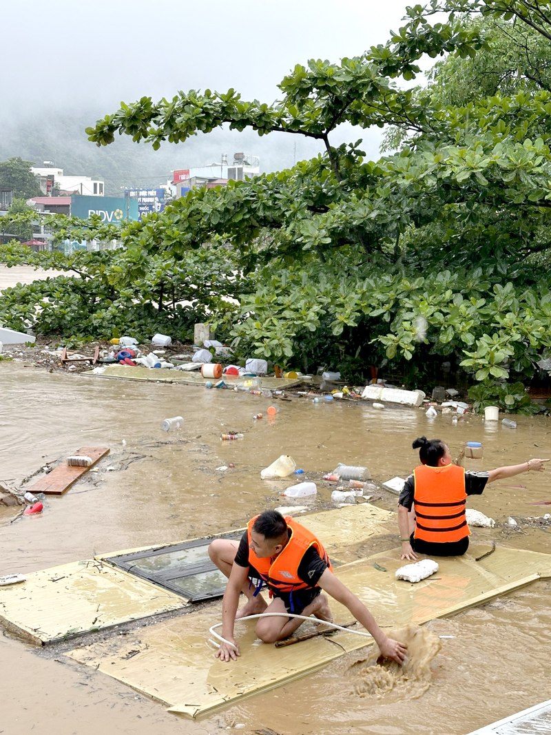 Người dân thành phố Hà Giang tìm kiếm tài sản bị cuốn trôi
