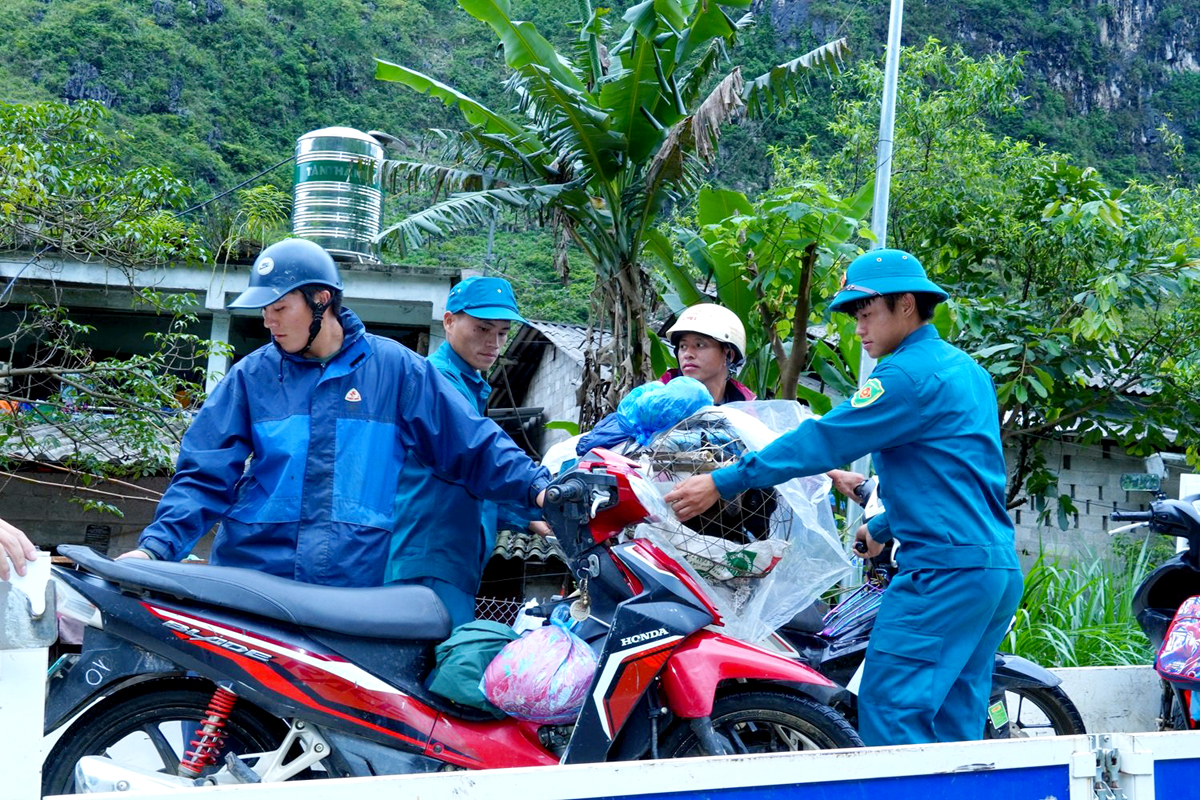Lực lượng dân quân huyện Mèo Vạc hỗ trợ du khách qua các điểm ngập sâu

