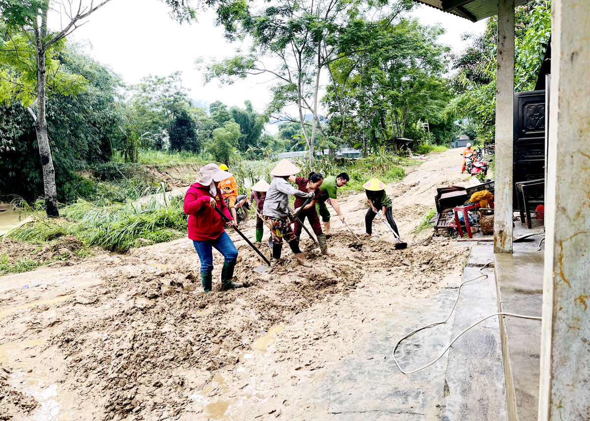 Người dân thôn Hát, xã Việt Lâm (Vị Xuyên) dọn dẹp các tuyến đường bị nước lũ tràn qua.