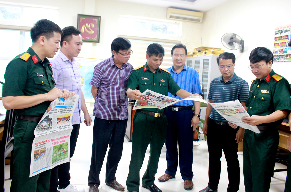 Đoàn công tác Báo Quân khu 2 thăm và tham quan Phòng Phóng viên Báo Hà Giang.
