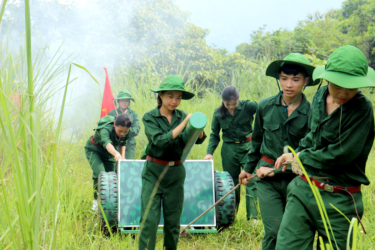 Hoạt động kéo pháo, giúp các em hồi tưởng về truyền thống đấu tranh của cha ông ta