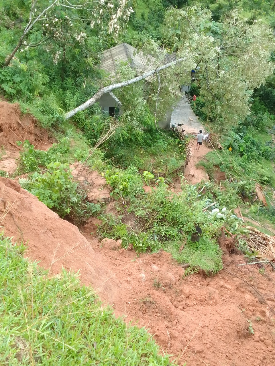 Khu vực nhà ở của gia đình ông Phùng Mùi Chài, thôn Lang Cang, xã Xuân Minh bị sạt lở nghiêm trọng.