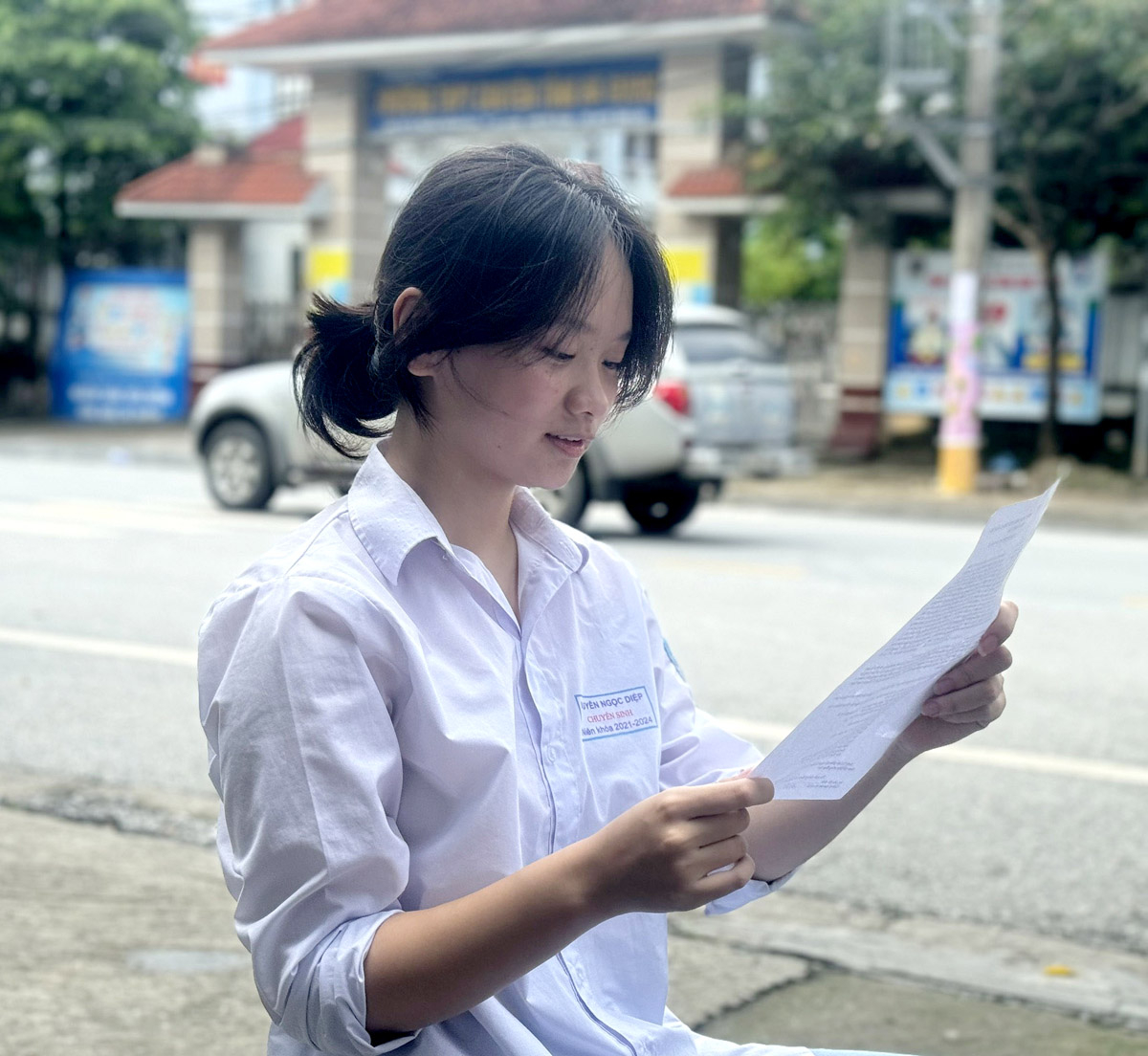 Em Nguyễn Ngọc Diệp, lớp 12 chuyên Văn, Trường THPT Chuyên Hà Giang hào hứng với đề thi tự luận xã hội về việc tôn trọng cá tính trong đề thi môn Ngữ Văn.