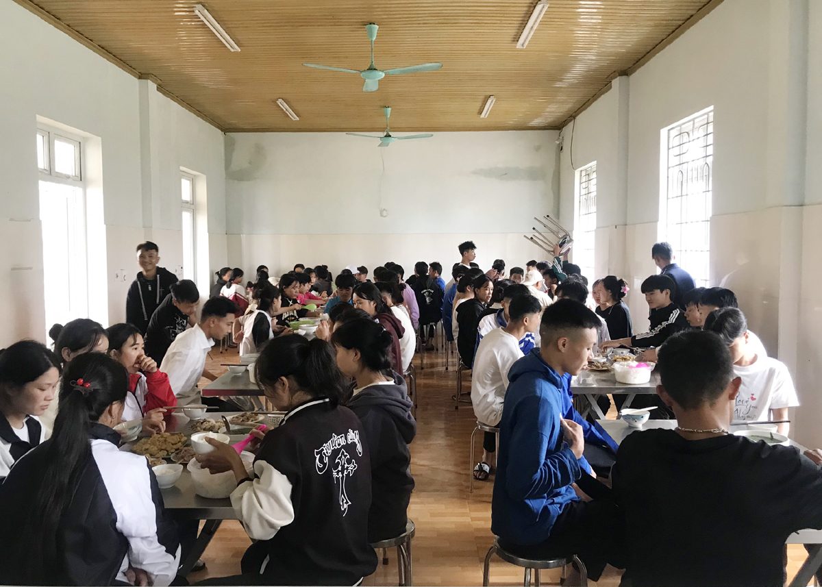 Bữa trưa của các sĩ tử trong ngày thi đầu tiên tại Trường THCS&THPT Xín Mần.