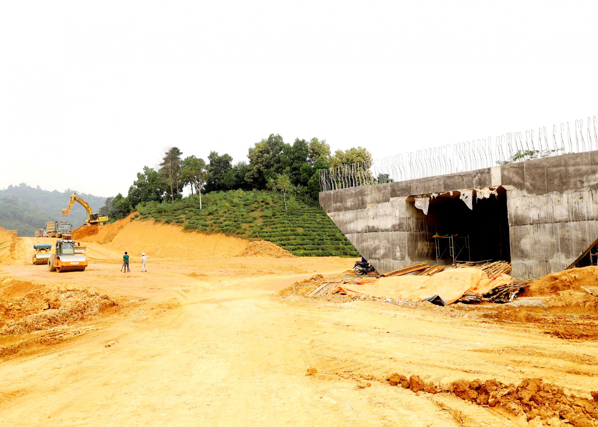 About three kilometres of the Tuyen Quang - Ha Giang Expressway’s roadbed through Hung An and Vinh Hao Communes and Vinh Tuy Town (Bac Quang) have been opened.