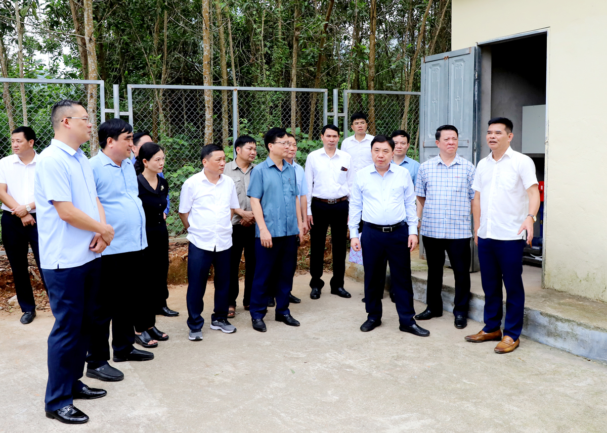 Quyền Bí thư Tỉnh ủy Nguyễn Mạnh Dũng thăm Trung tâm Nước sạch Thị trấn Yên Bình. 